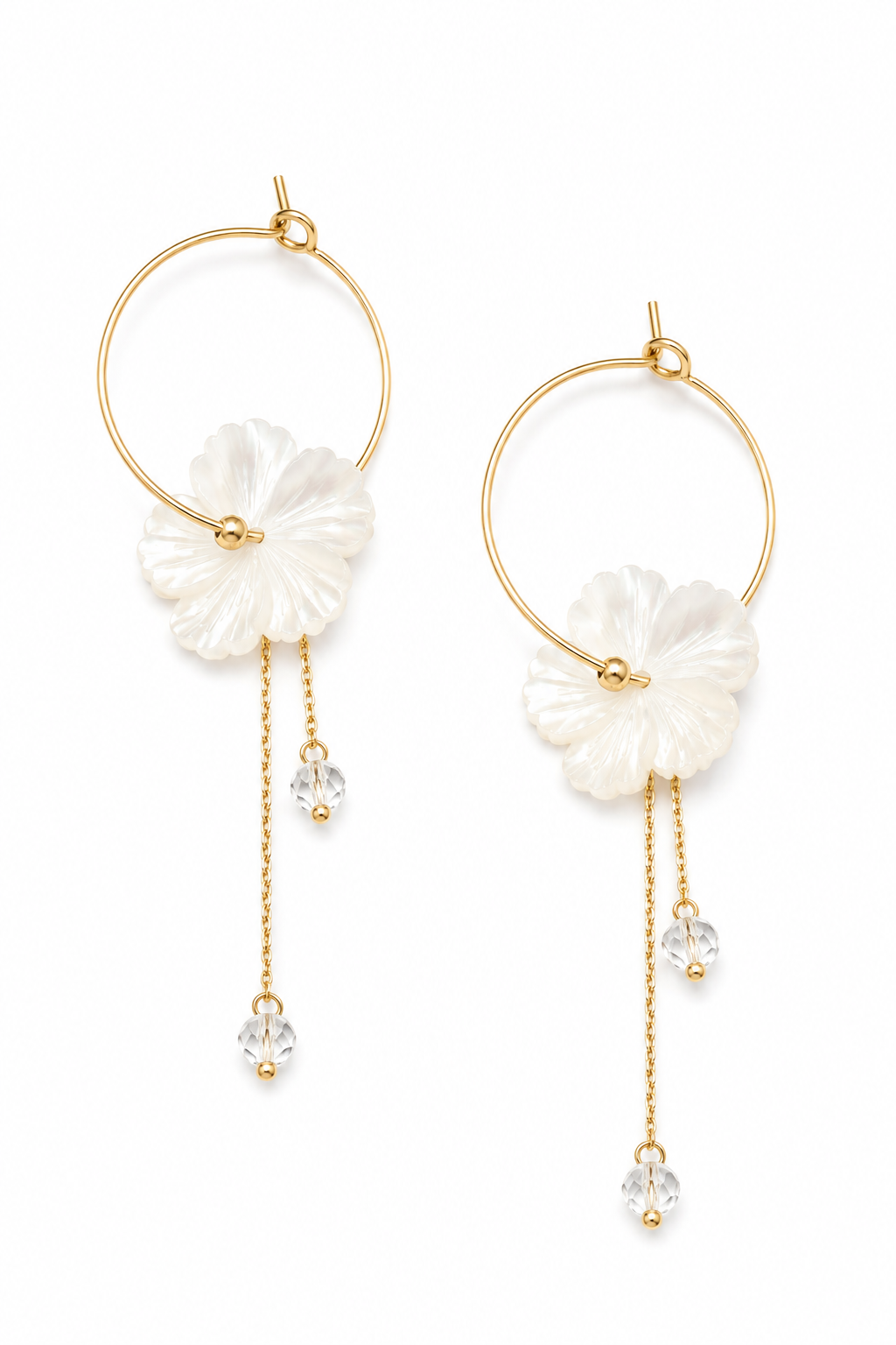 Boucles d'oreilles créoles dorées Oly L avec fleur en nacre et chaînes pendantes - Bijou sur fond blanc