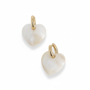 Boucles d'oreilles créoles Sabia blanc 2 en 1 dorées avec pendentif cœur en acétate blanc crème - Bijou photographié sur fond blanc