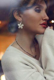 Créoles 2 en 1 dorées Shauna beige avec fleur en acétate beige - Bijou porté