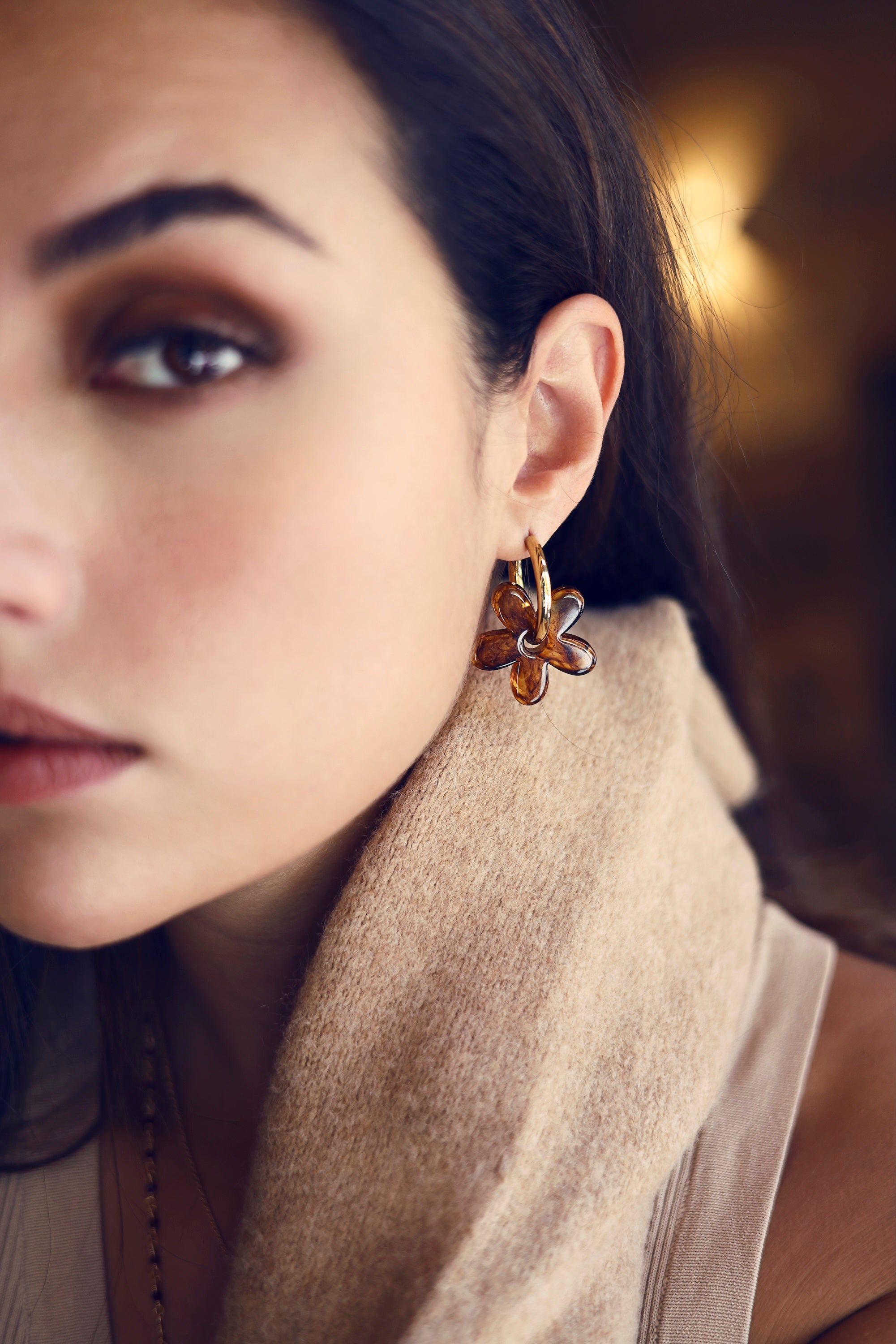 Créoles 2 en 1 dorées Shauna marron avec fleur en acétate brune - Bijou porté