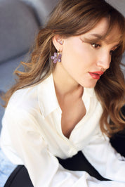 Créoles 2 en 1 dorée Shauna mauve avec fleur en acétate violette - Bijou porté