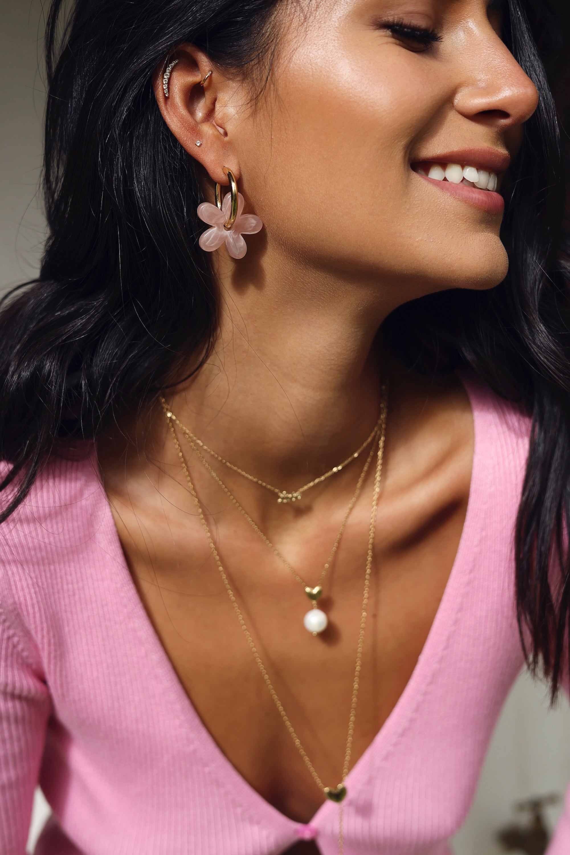 Créoles dorées Shauna rose avec fleur en acétate rose - Bijou porté