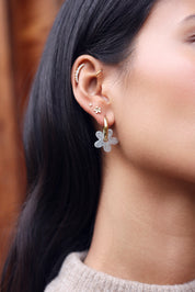 Mini créoles 2 en 1 dorée Shauna silver avec fleur en acétate pailletée - Bijou porté