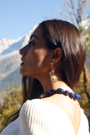 Boucles d'oreilles mini créoles dorées Solenia pendentif soleil, lune, nacre et hirondelle - Bijou porté