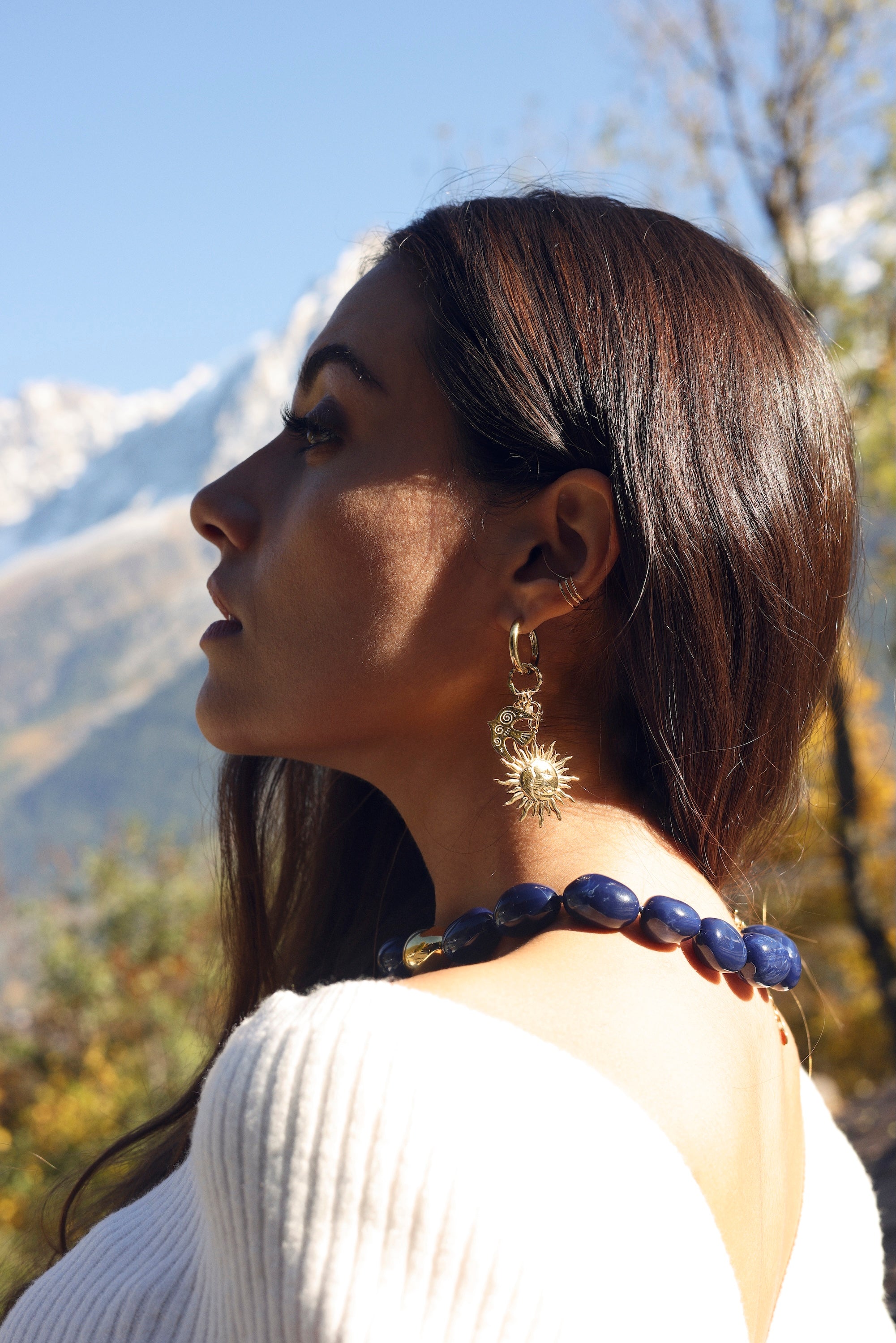 Boucles d'oreilles mini créoles dorées Solenia pendentif soleil, lune, nacre et hirondelle - Bijou porté