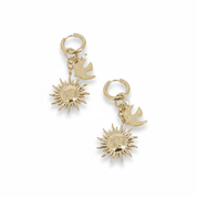 Boucles d'oreilles mini créoles dorées Solenia pendentif soleil, lune, nacre et hirondelle - Bijou photographié sur fond blanc