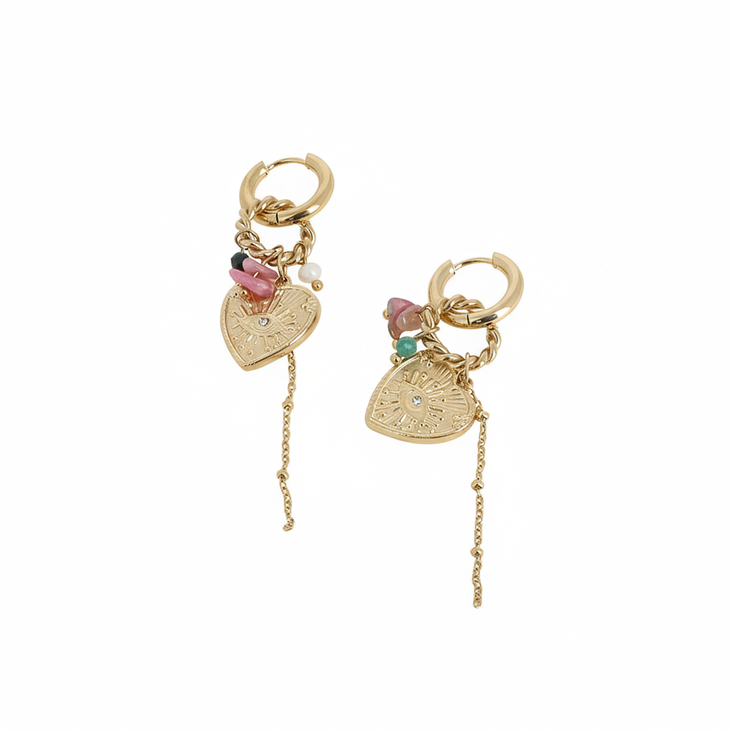 Boucles d'oreilles mini créoles Uda dorées avec pendentif cœur orné d'un œil, d'une chaîne perlée et de pierres naturelles -  Bijou photographié sur fond blanc