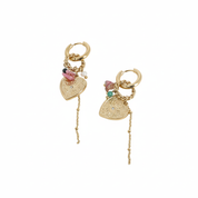 Boucles d'oreilles mini créoles Uda dorées avec pendentif cœur orné d'un œil, d'une chaîne perlée et de pierres naturelles -  Bijou photographié sur fond blanc