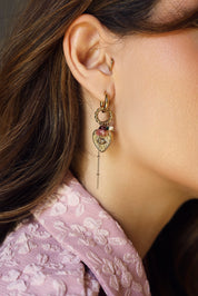 Boucles d'oreilles mini créoles Uda dorées avec pendentif cœur orné d'un œil, d'une chaîne perlée et de pierres naturelles -  Bijou porté