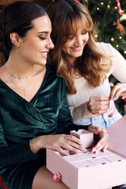 Créoles dorées Ambre torsadées avec zircon vert - Bijou porté