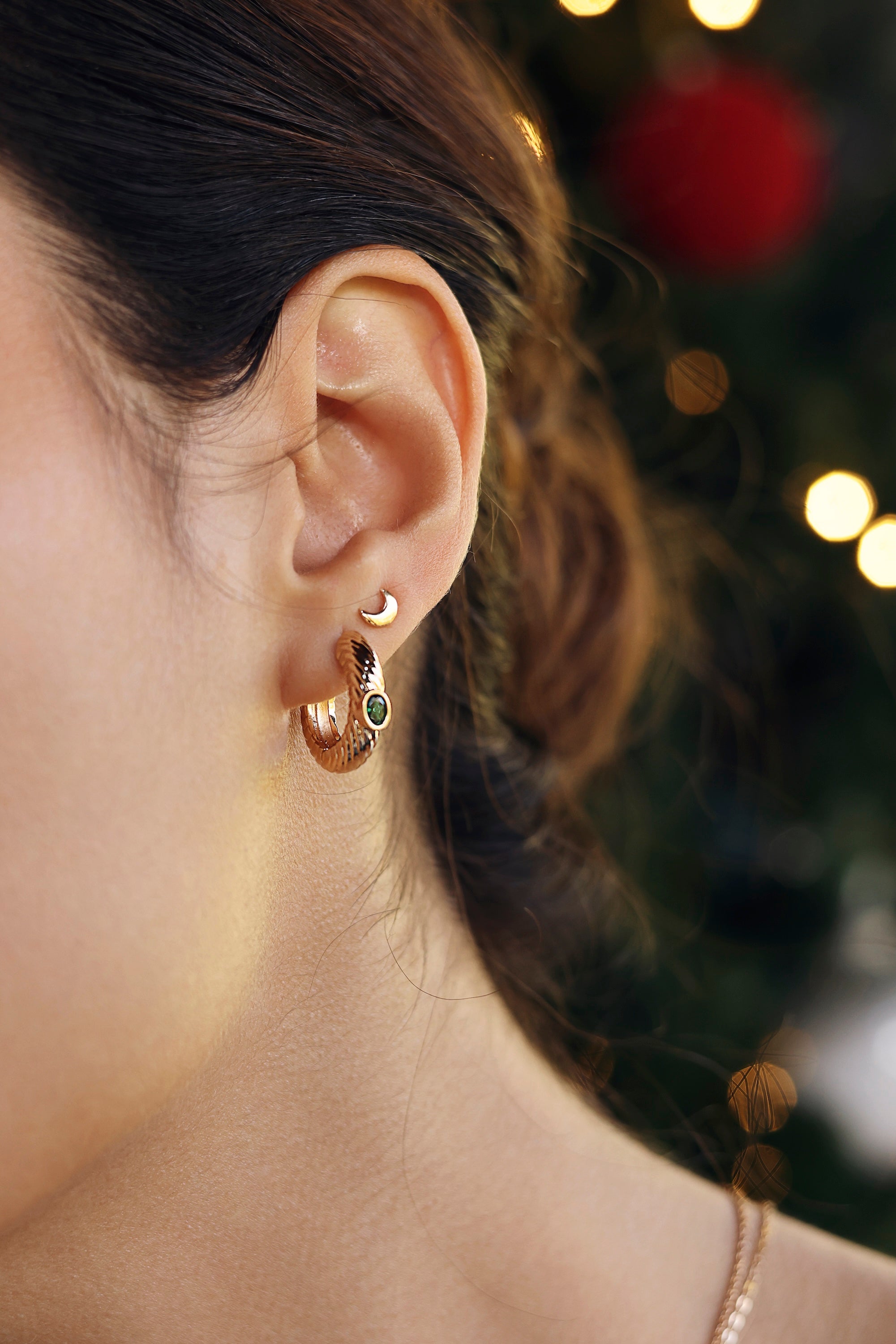 Créoles dorées Ambre torsadées avec zircon vert - Bijou porté