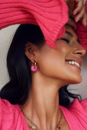 Boucles d'oreilles Benida fuchsia créoles dorées avec pendentif donut rose fuchsia - Bijou porté