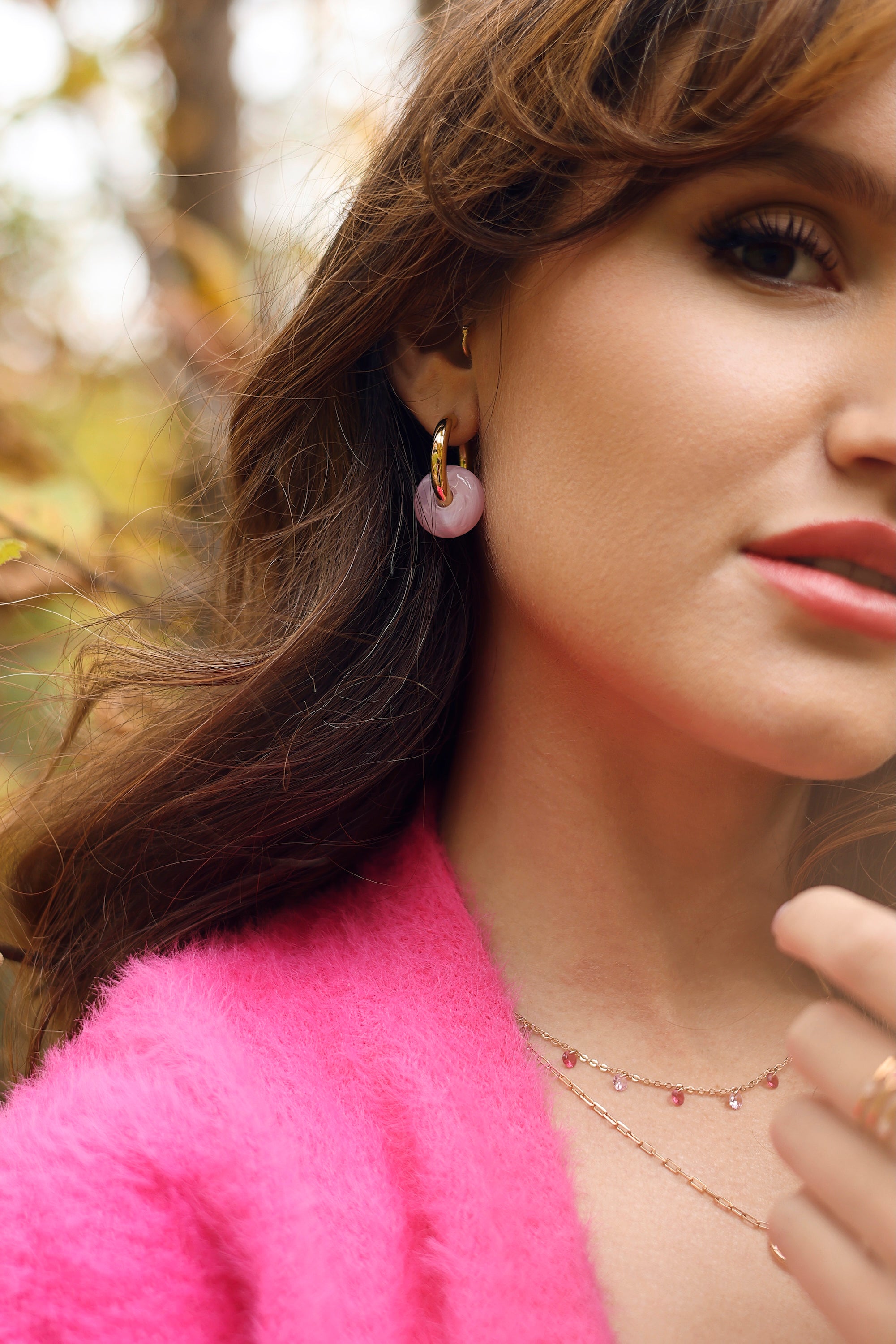 Boucles d'oreilles Benida rose créoles dorées avec pendentif donut rose - Bijou porté