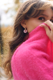 Boucles d'oreilles Benida rose créoles dorées avec pendentif donut rose - Bijou porté