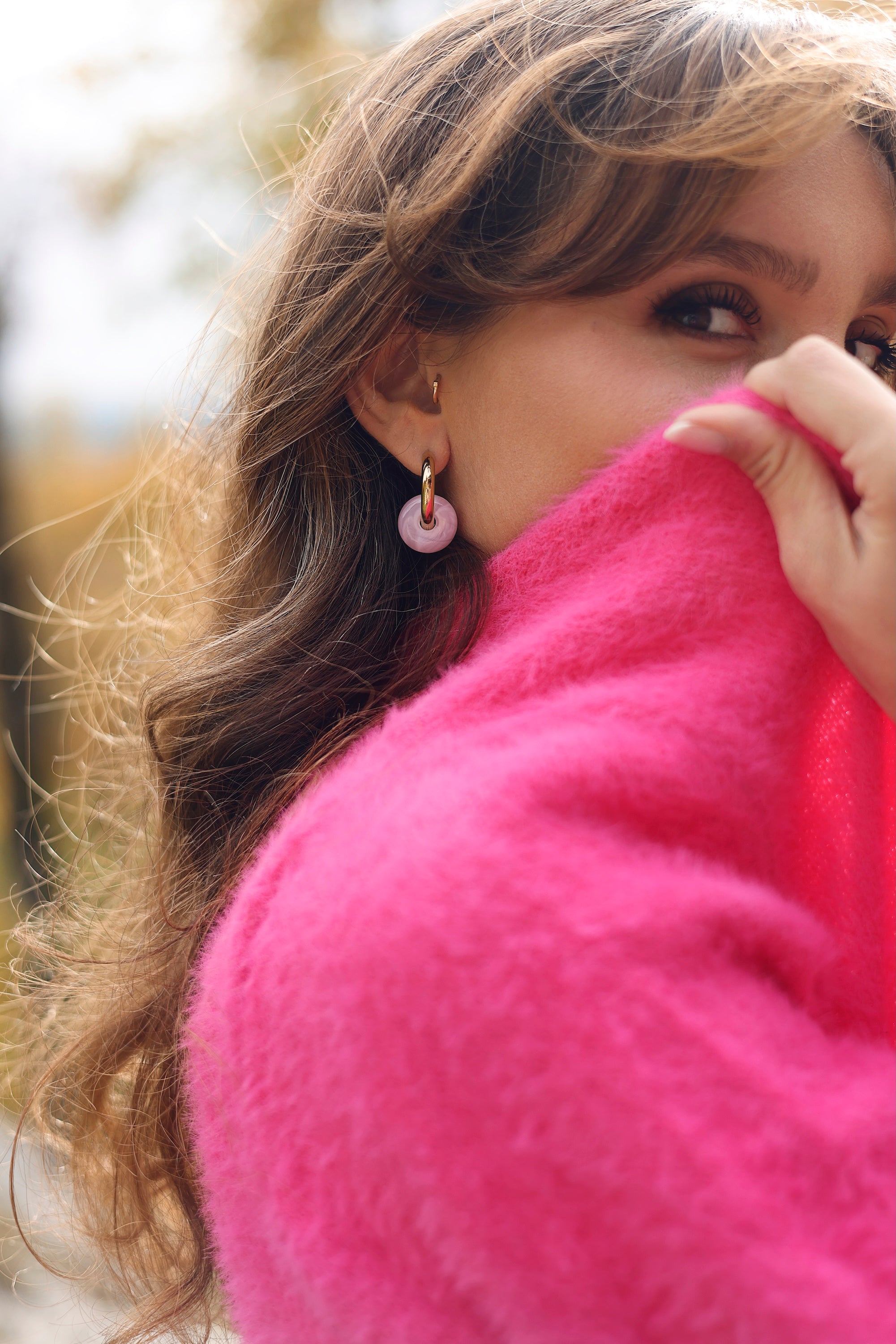 Boucles d'oreilles Benida rose créoles dorées avec pendentif donut rose - Bijou porté