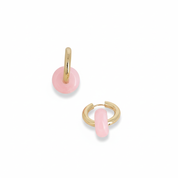 Boucles d'oreilles Benida rose créoles dorées avec pendentif donut rose - Bijou photographié sur fond blanc