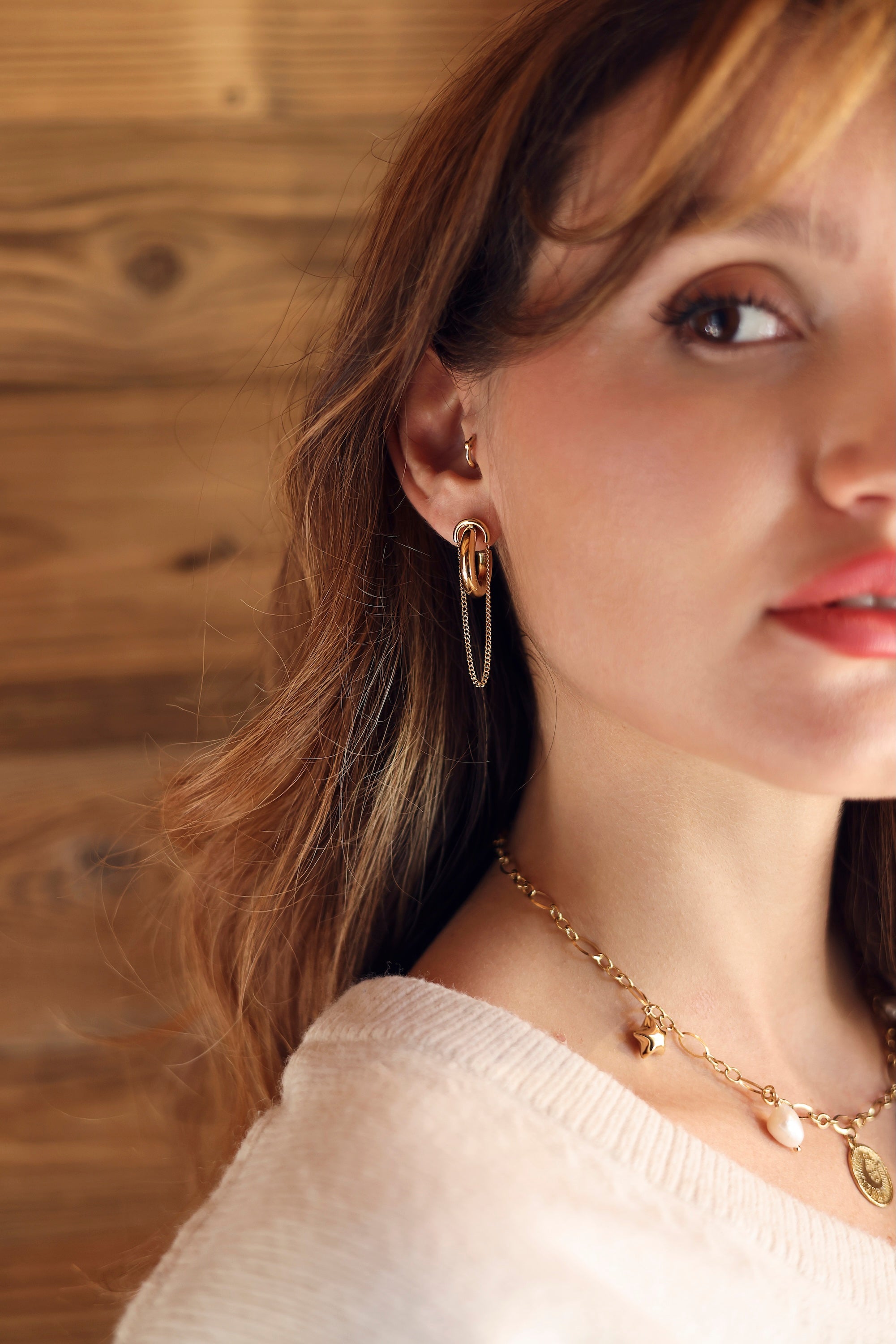 Boucles d'oreilles mini créoles dorées Berry S avec chaîne pendante - Bijou porté