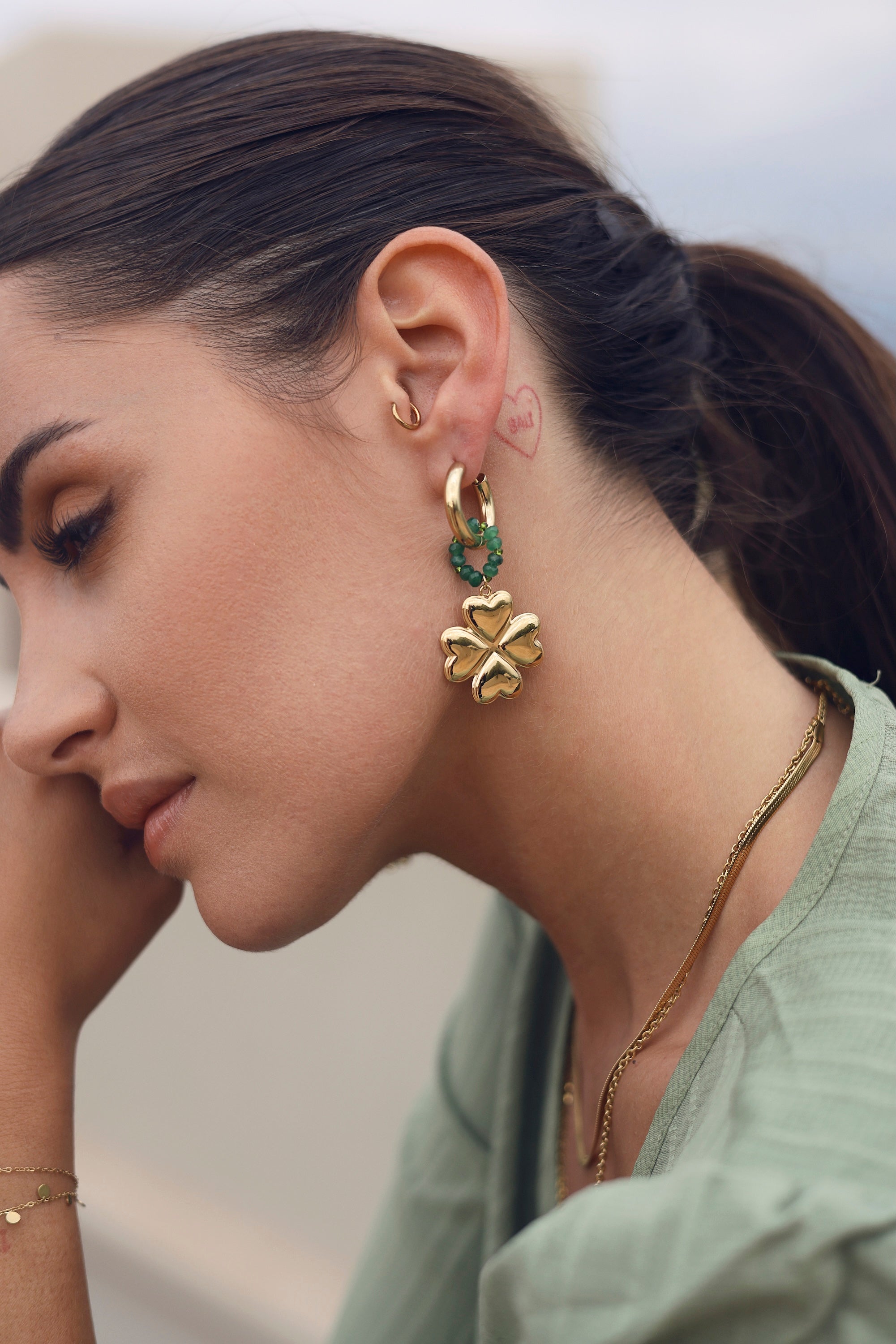 Boucles d'oreilles mini créoles dorées Claire avec pendentif trèfle et anneau orné de perles d'aventurine - Bijou porté
