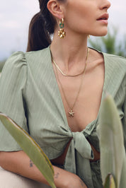Boucles d'oreilles mini créoles dorées Claire avec pendentif trèfle et anneau orné de perles d'aventurine - Bijou porté