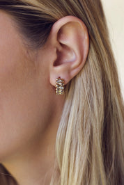 Créoles dorées Estelle au design multi-gouttes serties de zircons - Bijou porté