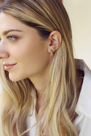 Créoles dorées Estelle au design multi-gouttes serties de zircons - Bijou porté