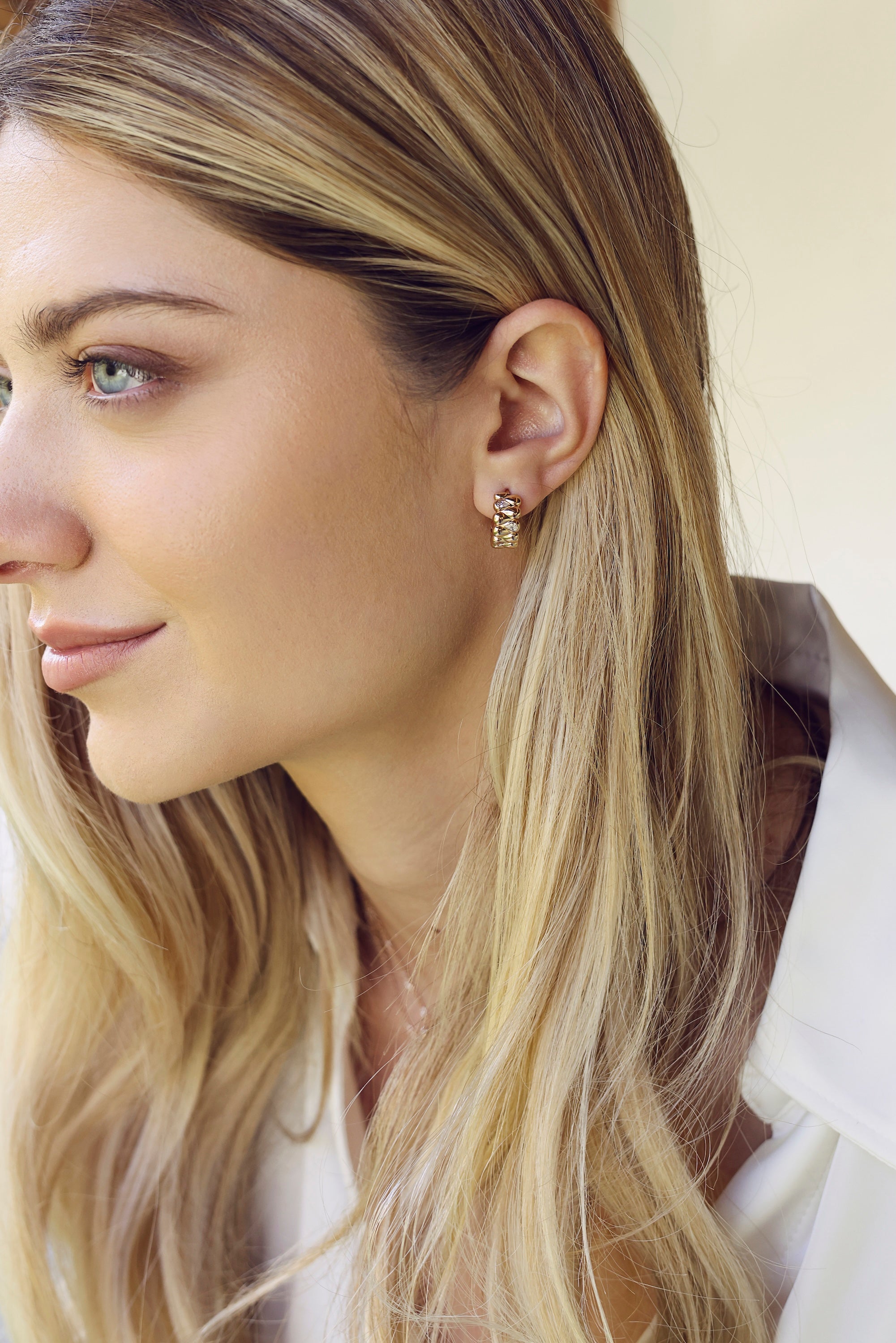 Créoles dorées Estelle au design multi-gouttes serties de zircons - Bijou porté