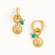 Créoles acier inoxydables dorées Eugenie soleil avec pendentifs vert et nacre - Bijou photographié sur fond blanc