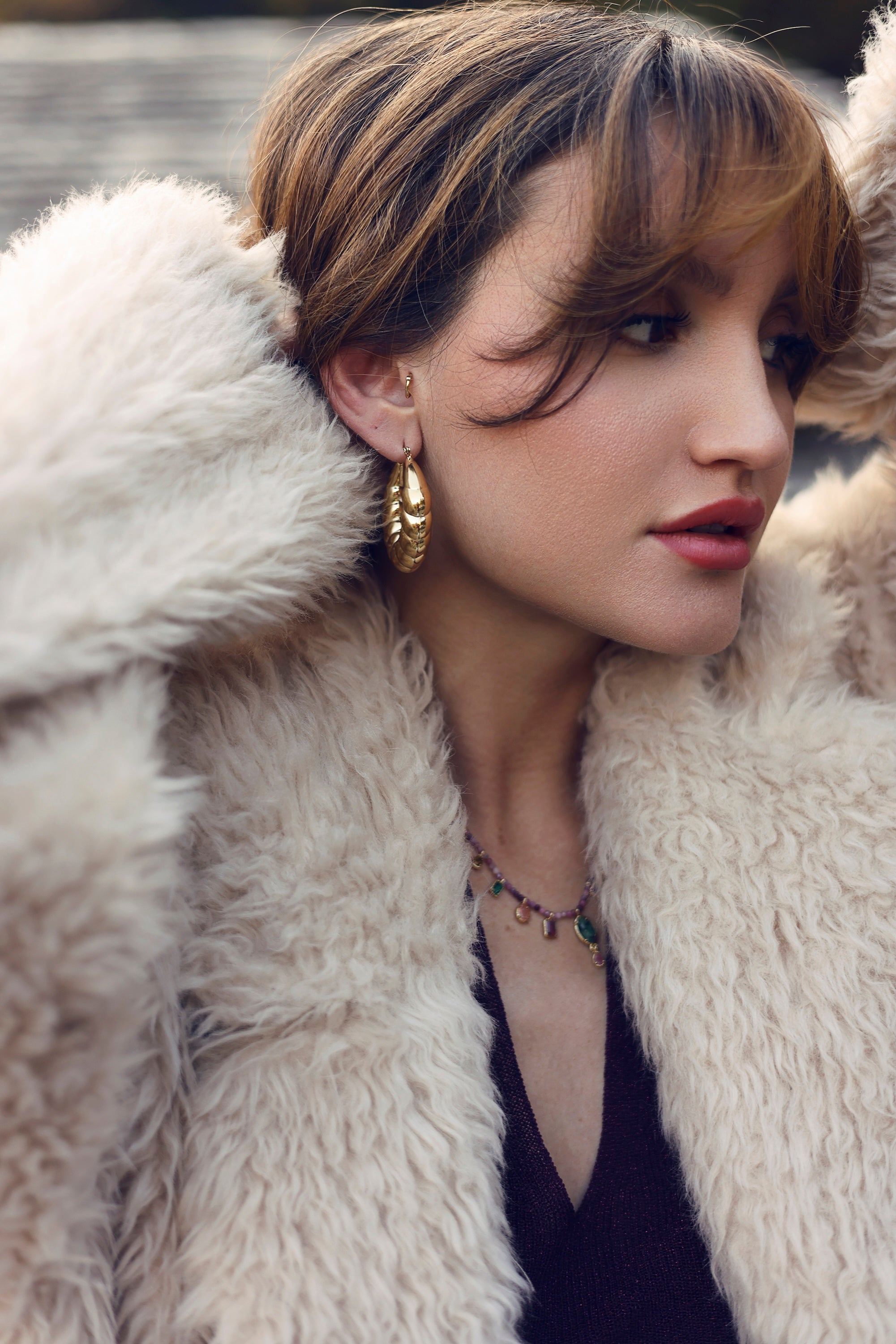 Créoles dorées Gaby épaisses et torsadées - Bijou porté
