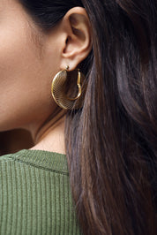 Créoles dorées striées Helda - Bijou porté