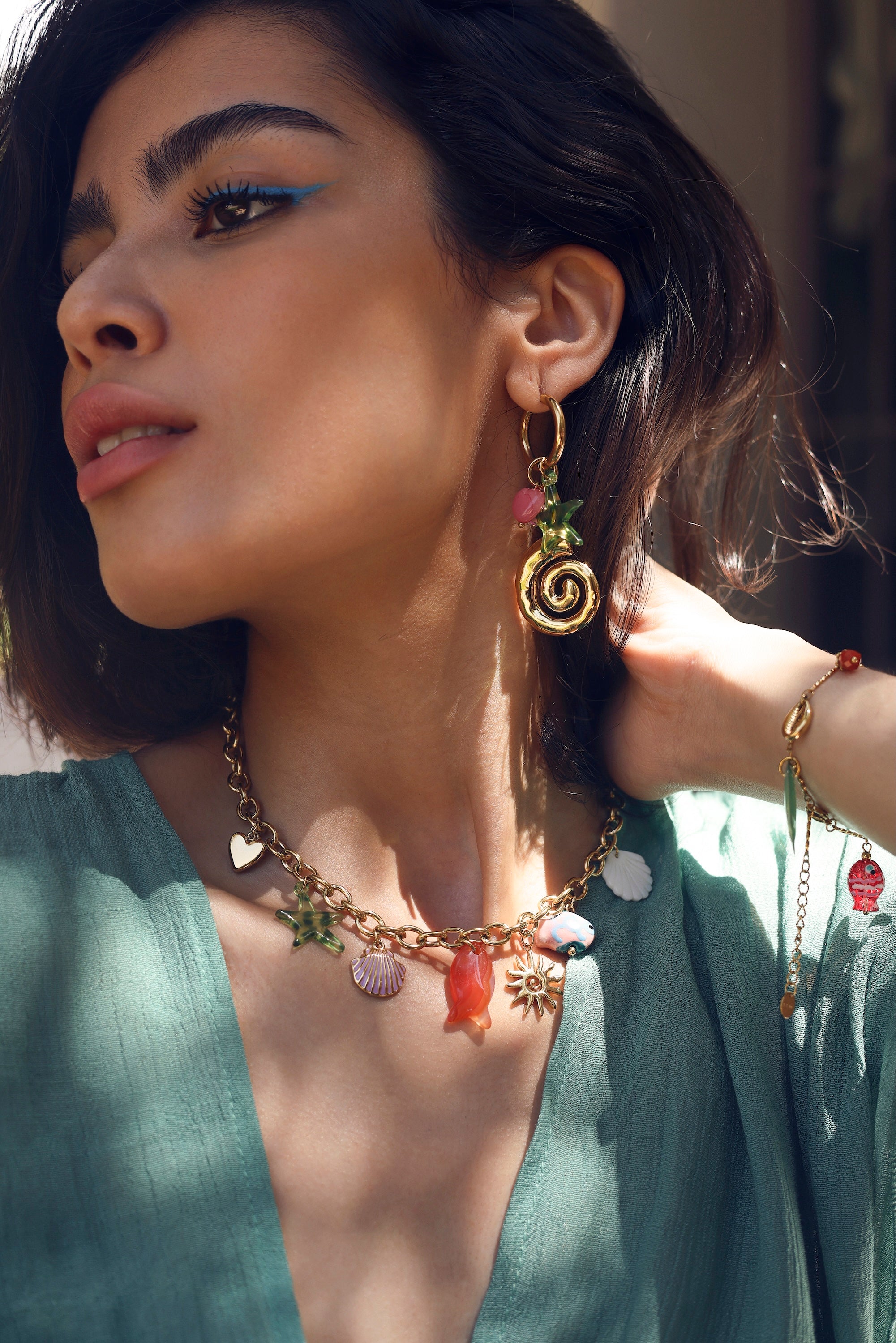 Boucles d'oreilles mini créoles dorées Jezabel avec pendentifs escargot, cœur et étoile de mer - Bijou