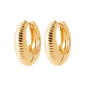 Boucles d'oreilles créoles dorées Koana - Bijou photographié sur fond blanc