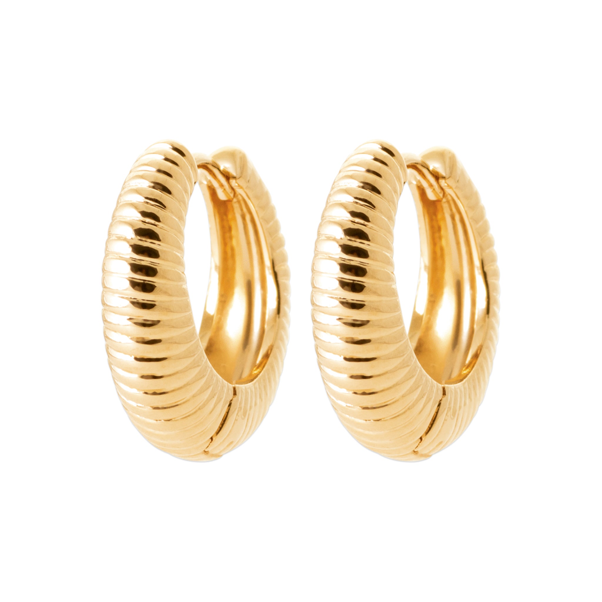 Boucles d'oreilles créoles dorées Koana - Bijou photographié sur fond blanc