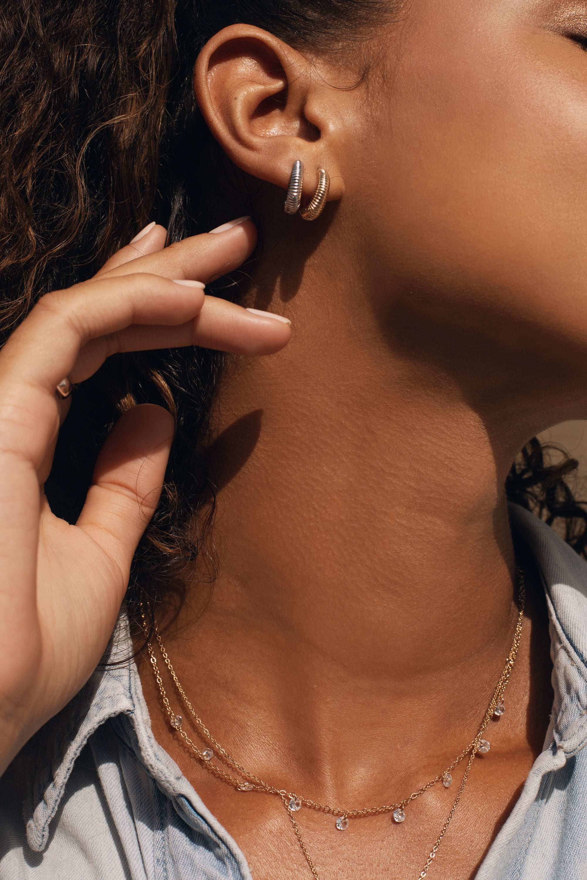 Boucles d'oreilles créoles dorées Koana - Bijou porté