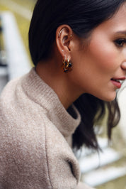 Mini créoles dorées Louna léopard fleurs colorées - Bijou porté