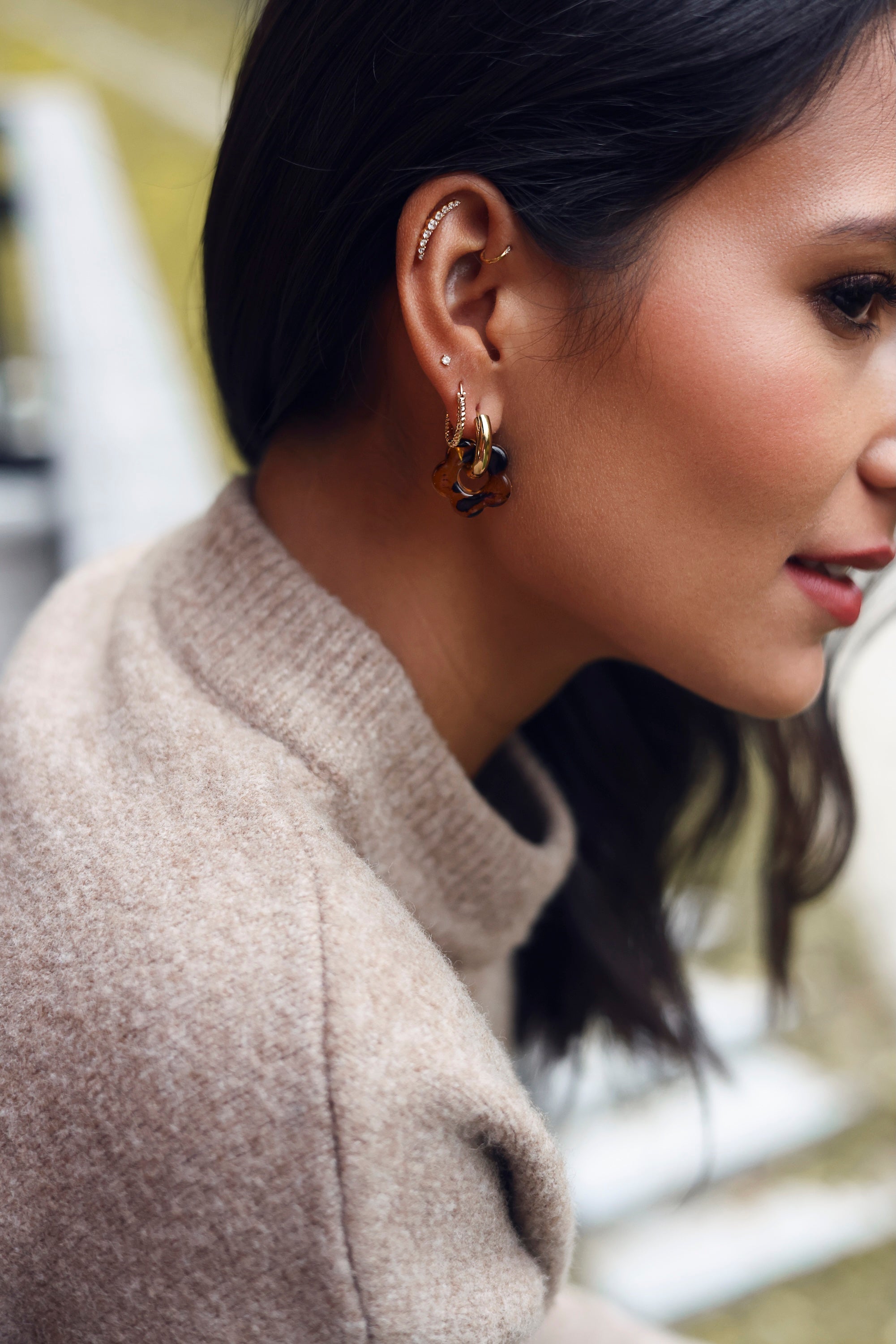 Mini créoles dorées Louna léopard fleurs colorées - Bijou porté