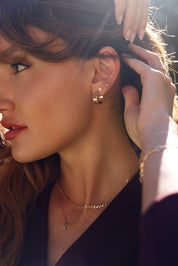 Boucles d'oreilles créoles dorées Lucie épaisses avec motif crocodile - Bijou porté