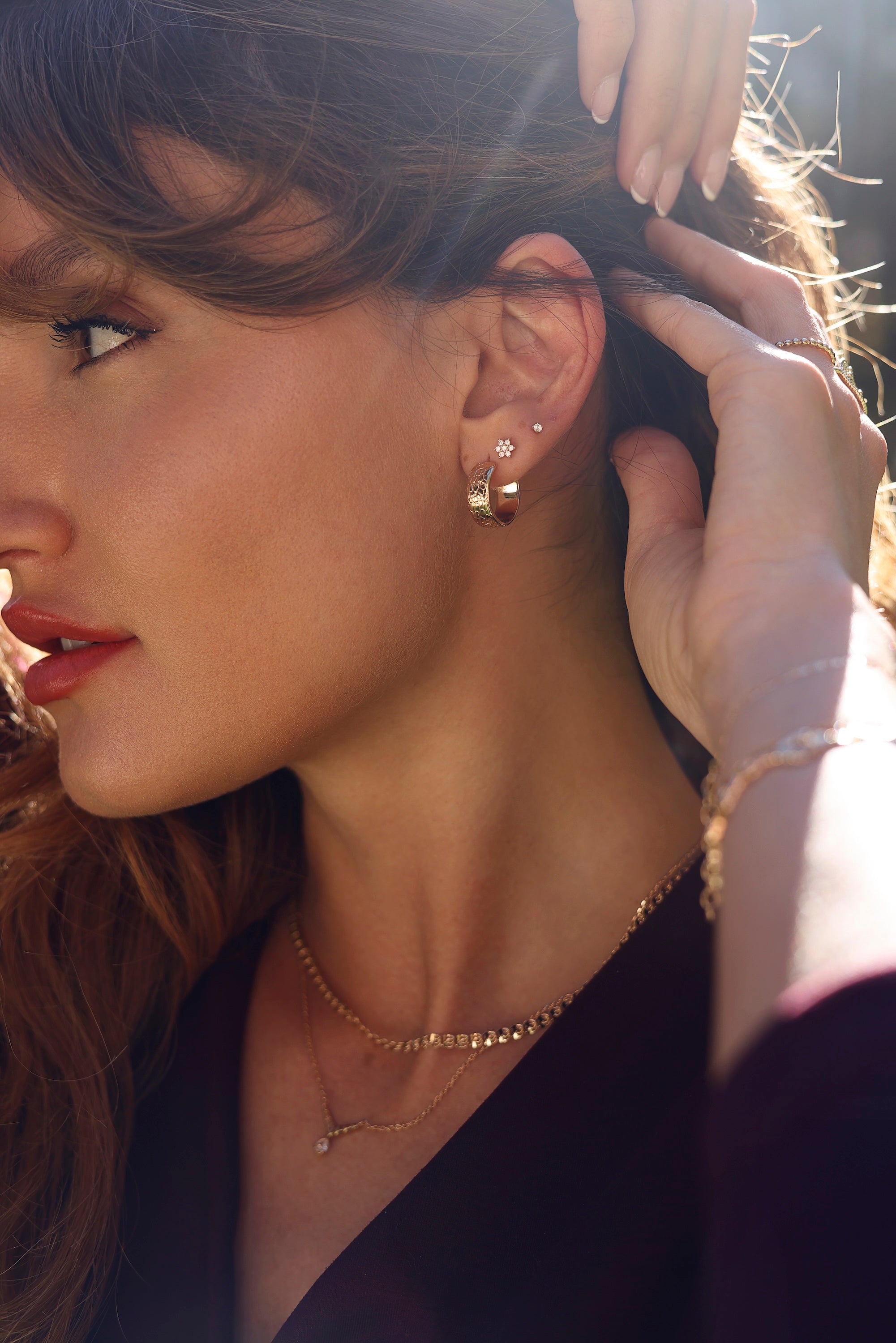 Boucles d'oreilles créoles dorées Lucie épaisses avec motif crocodile - Bijou porté