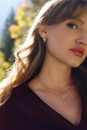 Boucles d'oreilles créoles dorées Lucie épaisses avec motif crocodile - Bijou porté