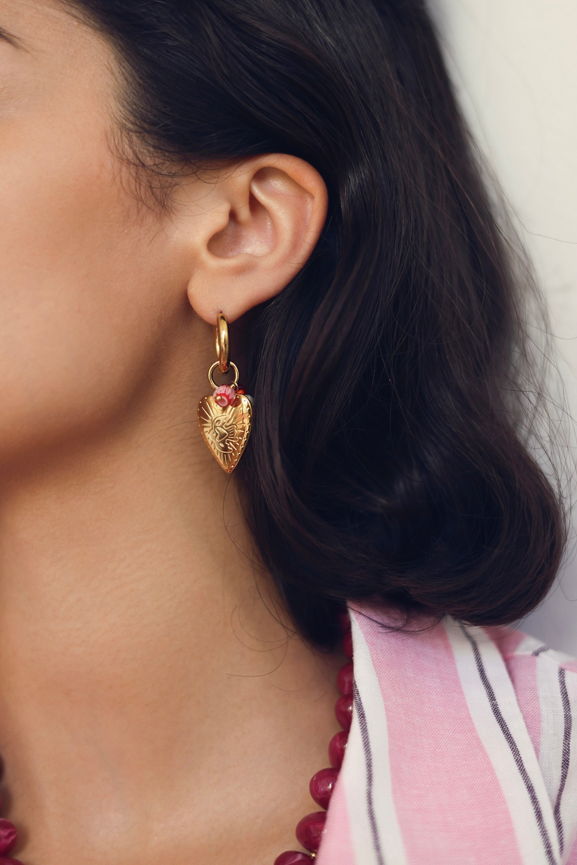 Boucles d'oreilles mini créoles dorées Lysa avec pendentif cœur gravé d'un oiseau et pierres naturelles - Bijou porté