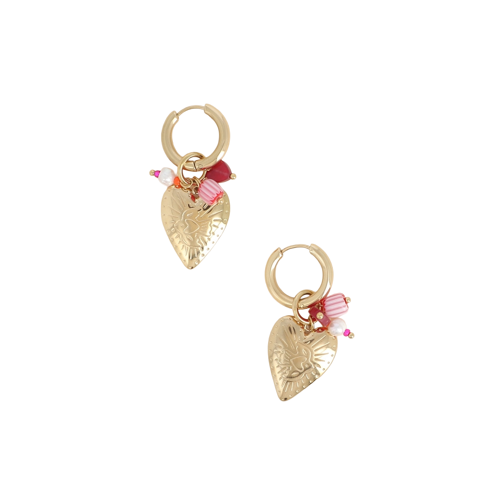 Boucles d'oreilles mini créoles dorées Lysa avec pendentif cœur gravé d'un oiseau et pierres naturelles - Bijou sur fond blanc