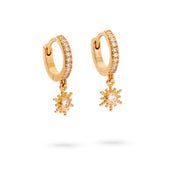 Boucles d'oreilles mini créoles Maryse zircons sertie de zircons avec pendentif soleil - Bijou sur fond blanc
