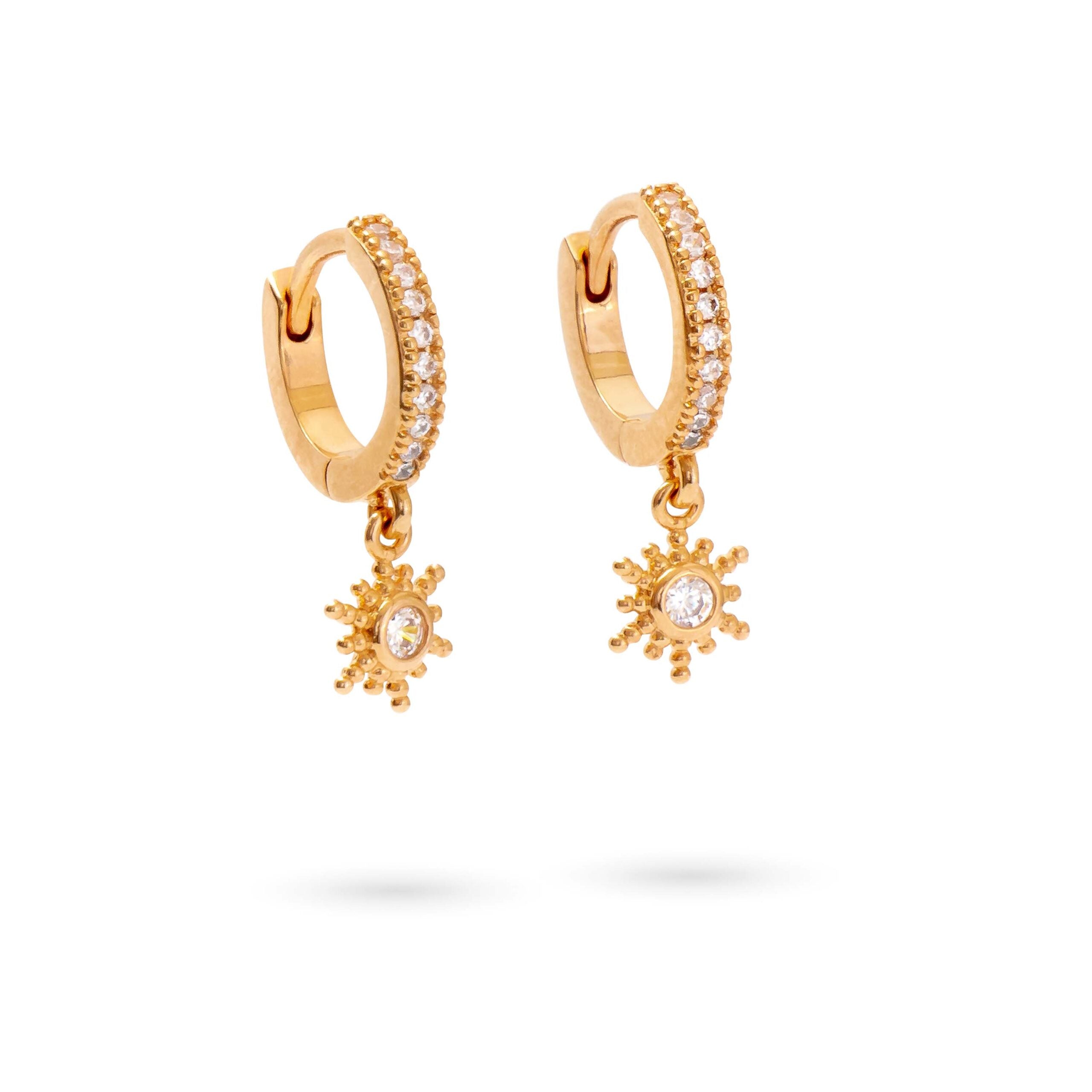 Boucles d'oreilles mini créoles Maryse zircons sertie de zircons avec pendentif soleil - Bijou sur fond blanc