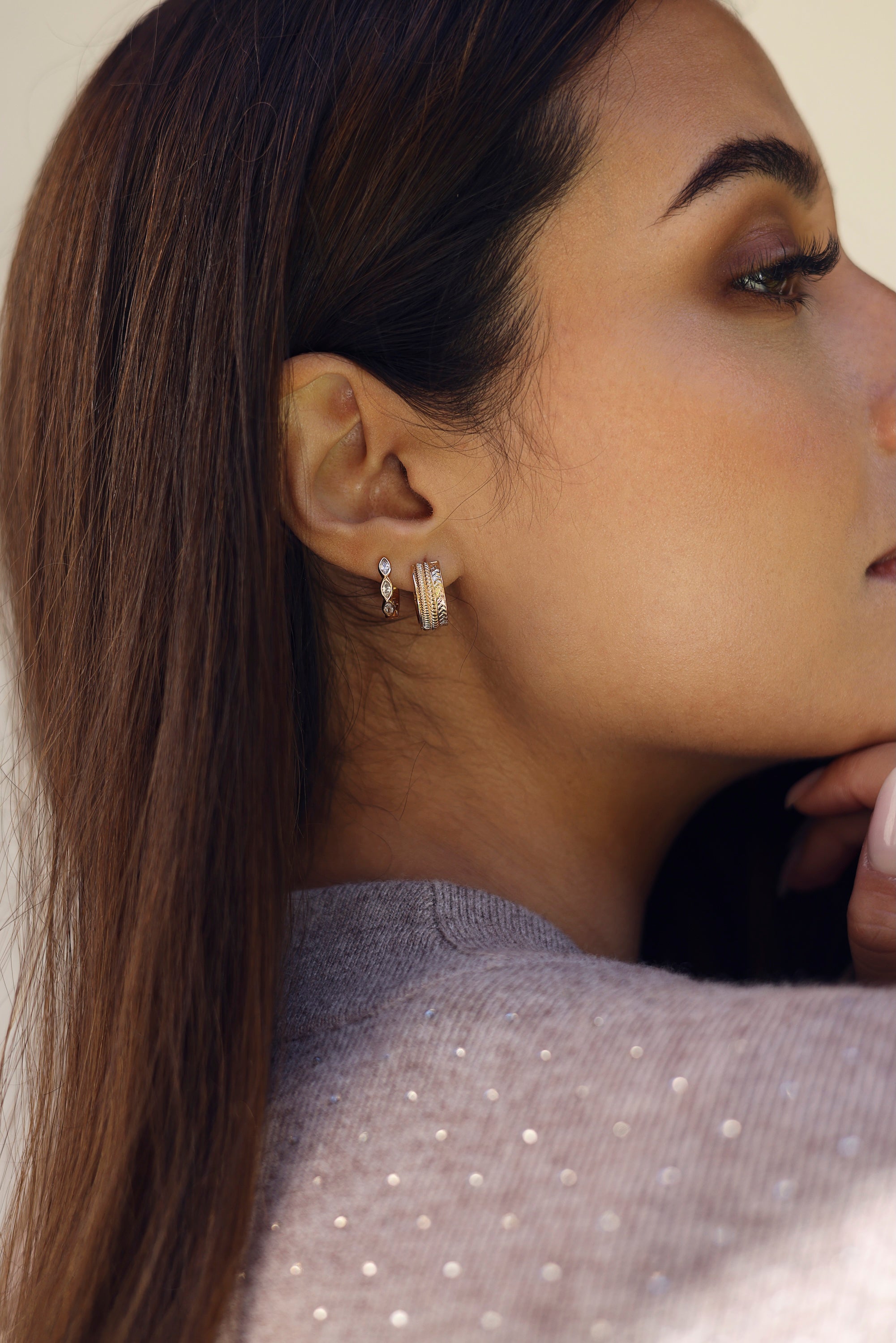 Boucles d'oreilles créoles dorées Micky texturées - Bijou porté