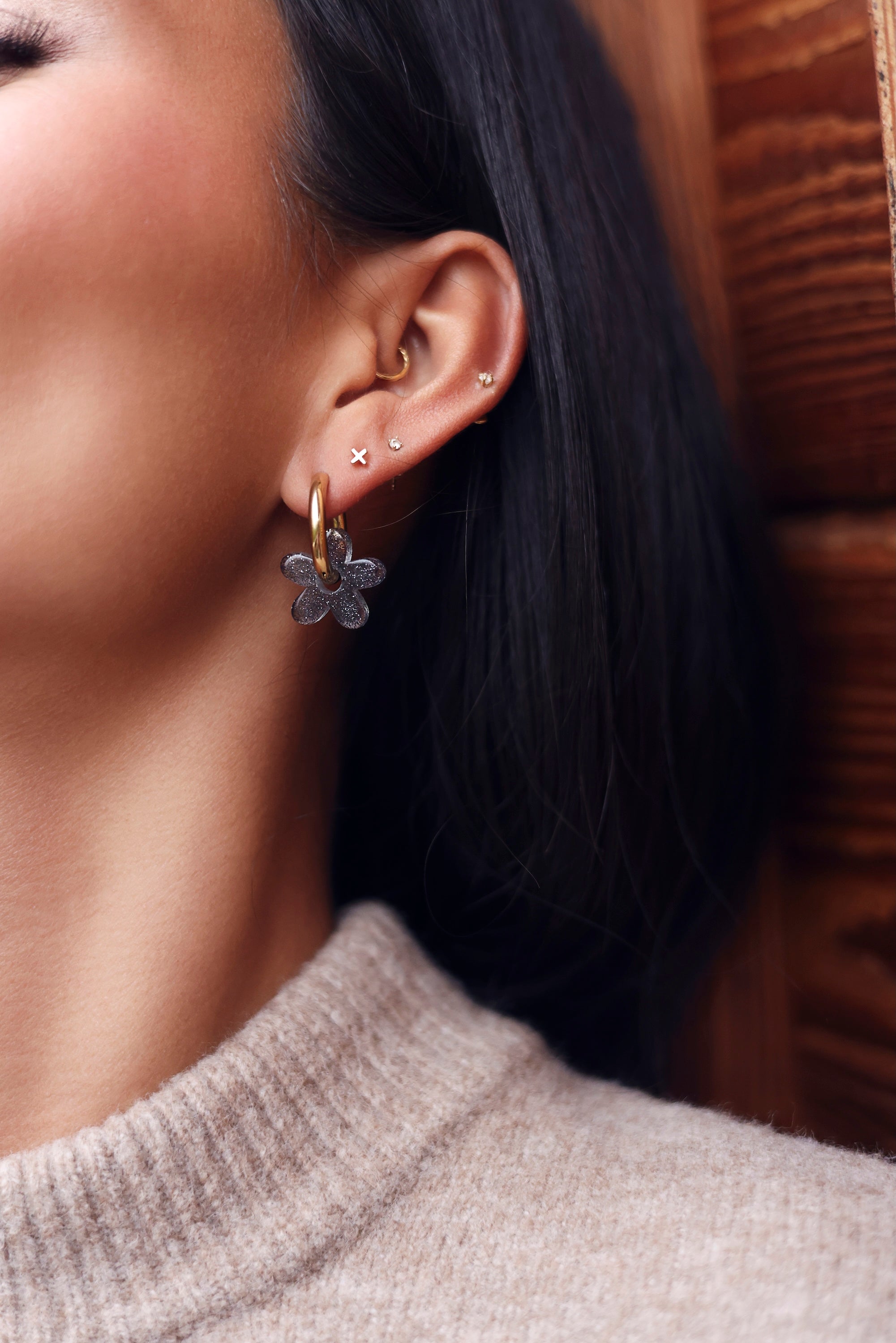 Mini créoles 2 en 1 dorée mini shauna anthracite avec fleur en acétate pailletée - Bijou porté