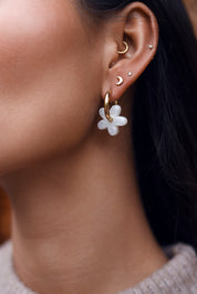 Mini créoles 2-en-1 dorées Mini Shauna blanc ornées d'une fleur en acétate blanc nacré - Bijou porté