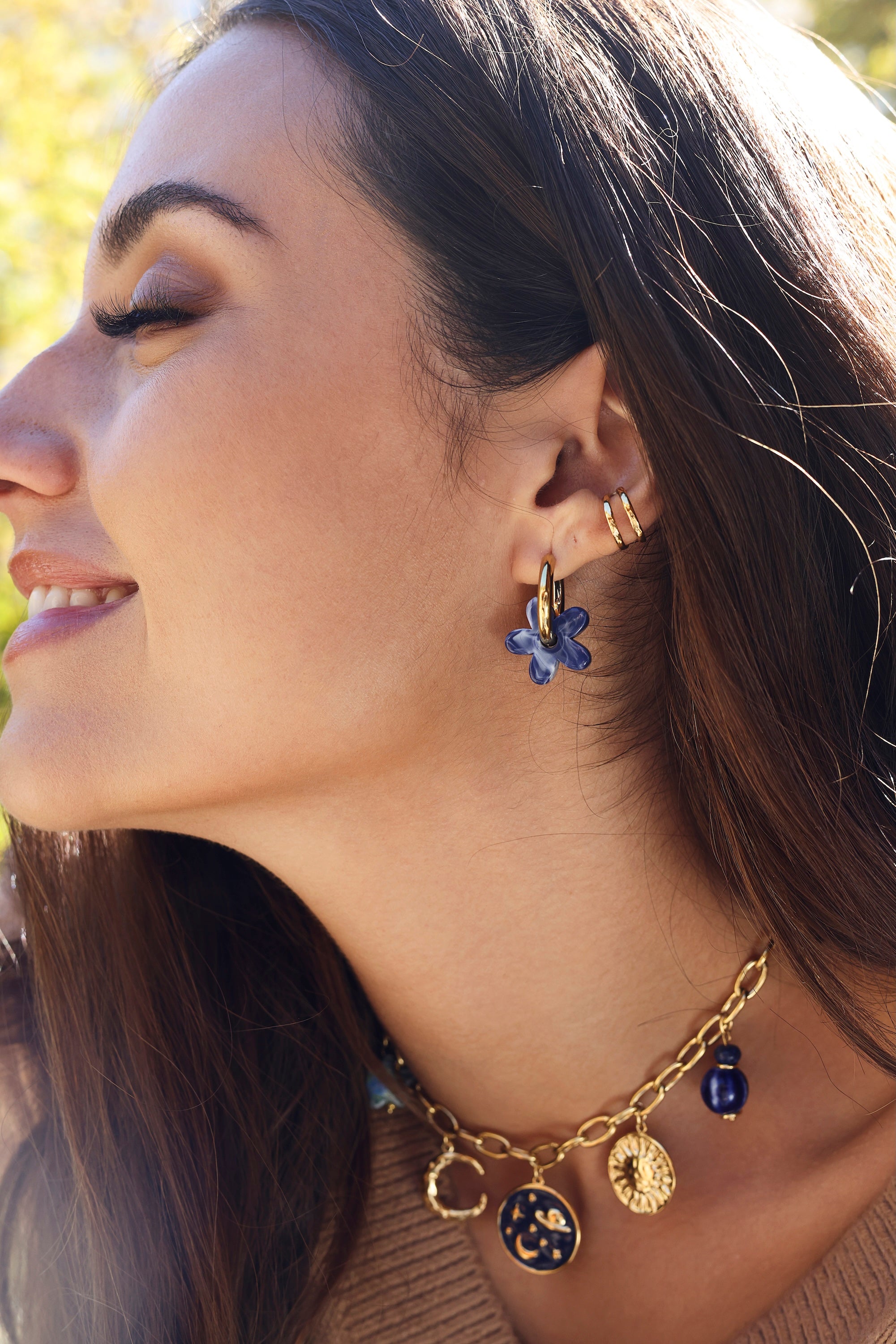 Mini créoles 2-en-1 dorées mini shauna bleu ornées d'une fleur en acétate coloré - Bijou porté