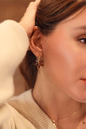 Mini créoles 2 en 1 dorée Mini Shauna marron avec fleur en acétate - Bijou porté