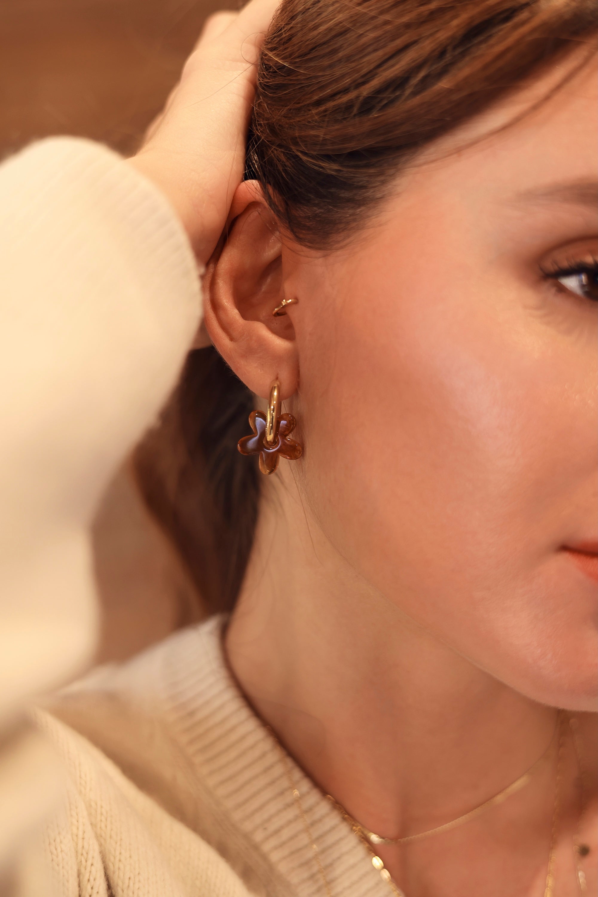 Mini créoles 2 en 1 dorée Mini Shauna marron avec fleur en acétate - Bijou porté