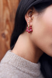 Mini créoles 2-en-1 dorées mini shauna rouge ornées d'une fleur en acétate coloré - Bijou porté