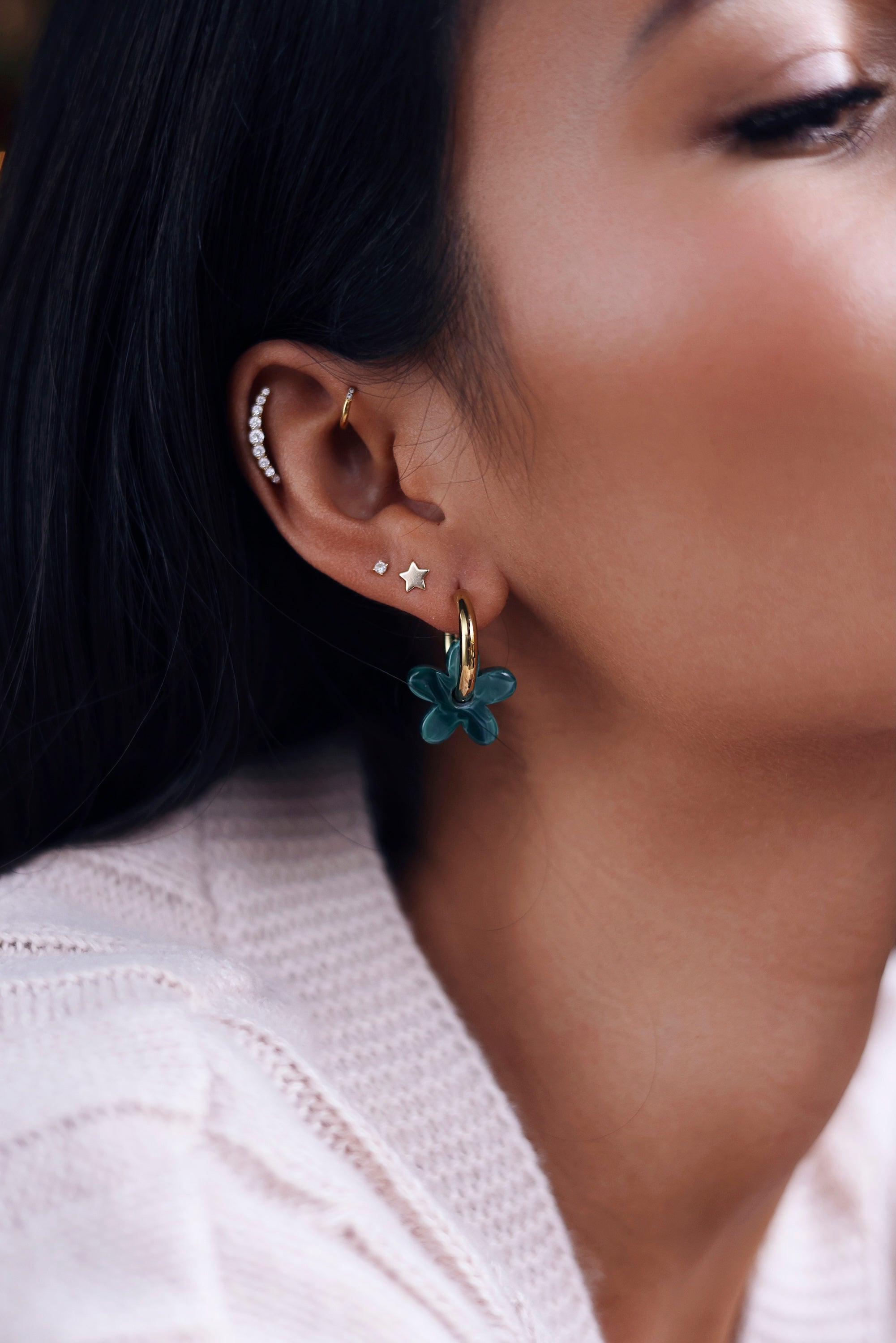 Mini créoles 2-en-1 dorées mini shauna vert ornées d'une fleur en acétate coloré - Bijou porté